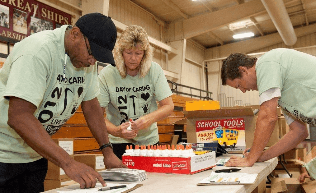 PHOTO RELEASE -- NEWPORT NEWS SHIPBUILDING SHARES MORE THAN 20,000 SCHOOL SUPPLIES WITH HAMPTON ROADS STUDENTS