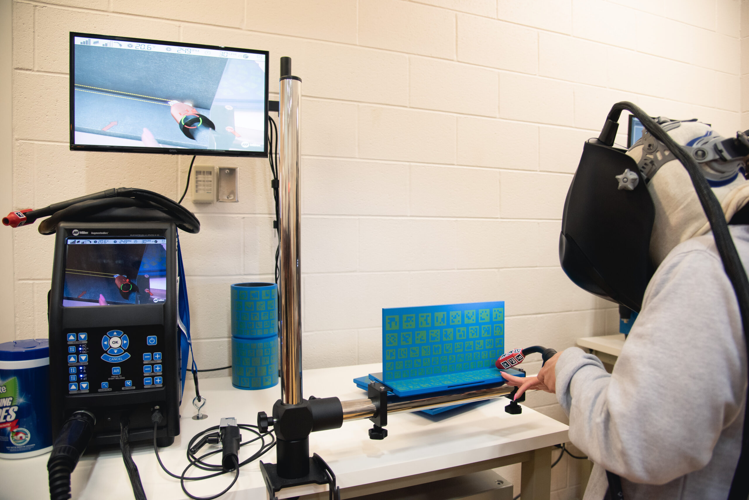 A student uses an augmented reality welding machine in the Ray Bagley Innovation Lab at The Newport News Shipbuilding Apprentice School. (Photo by Ashley Cowan/HII)