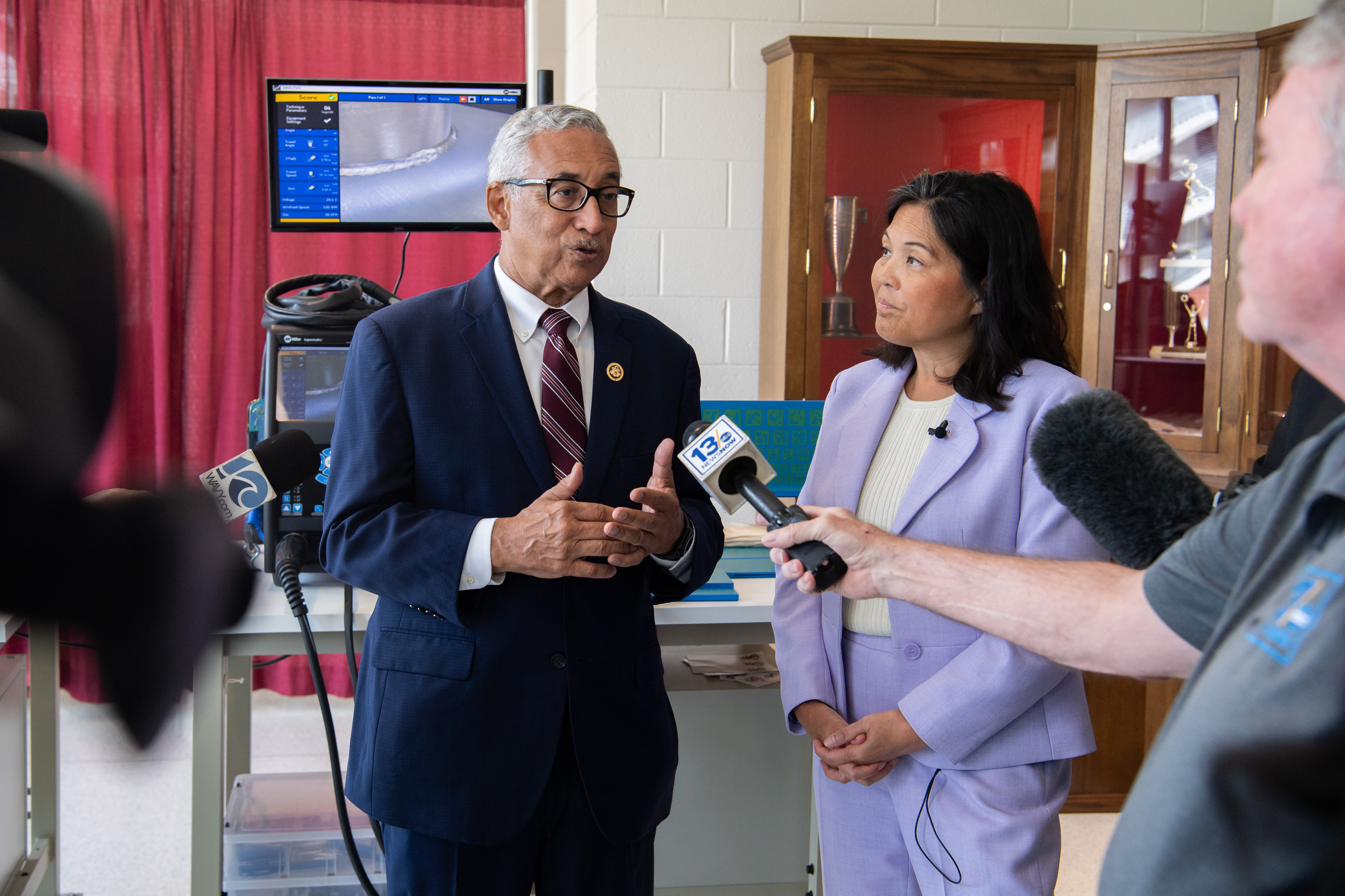 Secnav And Seclab Visit